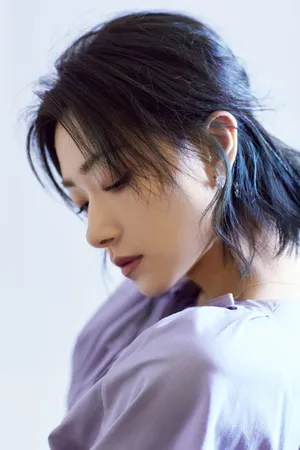 万茜紫色连身裙优雅写真图片