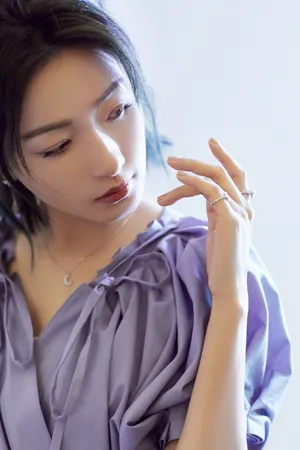 万茜紫色连身裙优雅写真图片