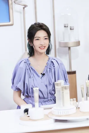 万茜紫色连身裙优雅写真图片_8