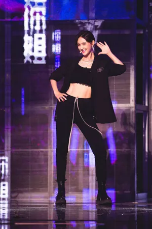 张歆艺西装外套酷飒舞台照图片_2