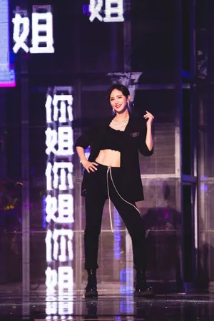 张歆艺西装外套酷飒舞台照图片_5