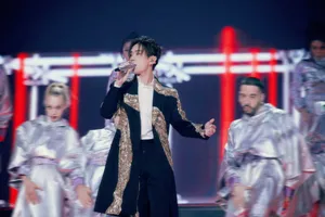 易烊千玺双十一狂欢之夜舞台照图片_6