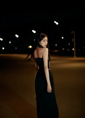 关晓彤闪钻开衩裙深夜街拍写真图片