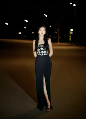 关晓彤闪钻开衩裙深夜街拍写真图片_2