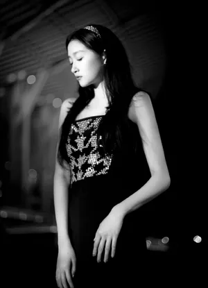 关晓彤闪钻开衩裙深夜街拍写真图片_3