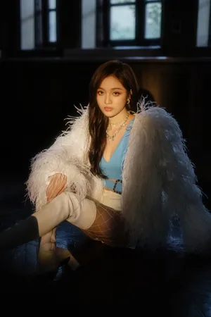 吴宣仪白色羽毛长靴性感写真图片_4