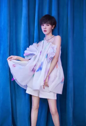 郁可唯吊带薄纱裙优雅写真图片