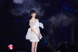 郁可唯吊带薄纱裙优雅写真图片_5