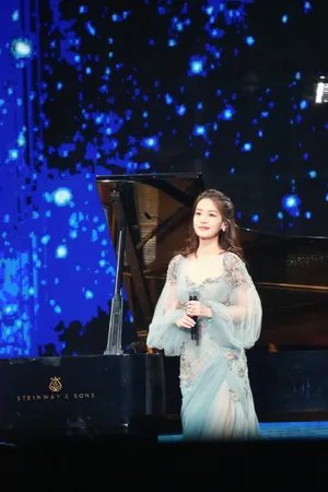 李沁纱裙甜美舞台照图片_5