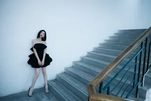 毛晓彤小黑裙性感冷艳写真图片_2