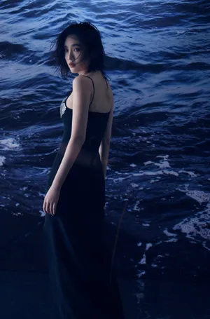 唐艺昕性感迷人光影写真图片_5