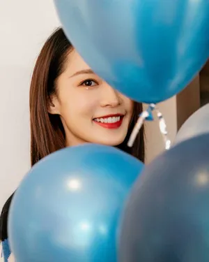 李沁甜美俏皮写真图片