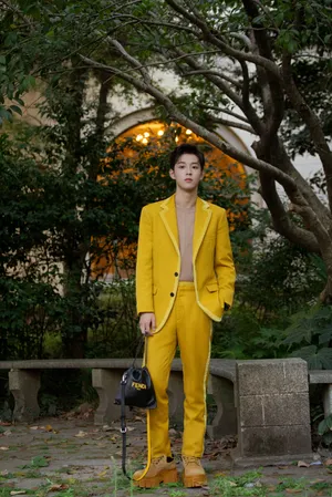 吴宇恒明黄西服清爽写真图片第1张