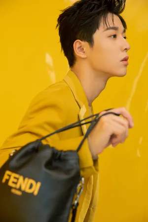 吴宇恒明黄西服清爽写真图片_3