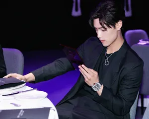 董又霖黑色西服简洁利落写真图片_7