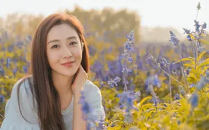 刘思彤花海唯美迷人写真照图片