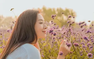 刘思彤花海唯美迷人写真照图片