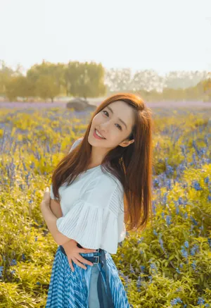 刘思彤花海唯美迷人写真照图片_2