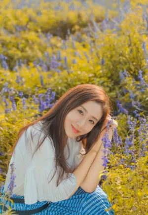 刘思彤花海唯美迷人写真照图片_4