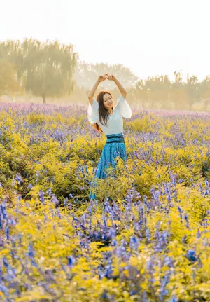 刘思彤花海唯美迷人写真照图片_6