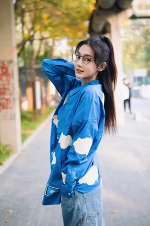 曾可妮眼镜单马尾清爽街拍写真图片