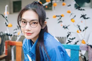 曾可妮眼镜单马尾清爽街拍写真图片_3