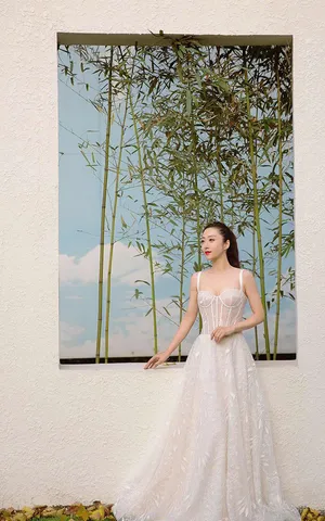 刘思彤蕾丝长裙性感写真图片_1