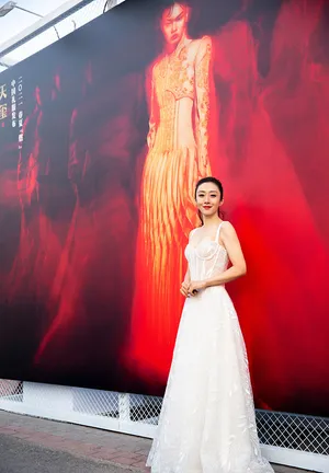 刘思彤蕾丝长裙性感写真图片_4
