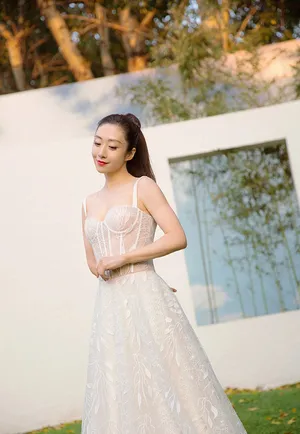 刘思彤蕾丝长裙性感写真图片_6