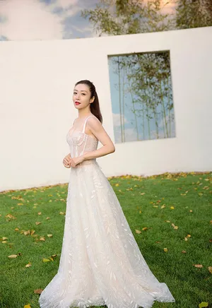 刘思彤蕾丝长裙性感写真图片_8