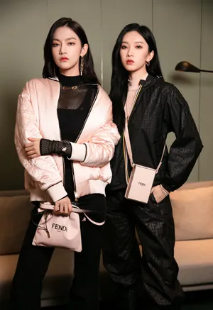 刘令姿曾可妮酷飒黑色写真图片_3