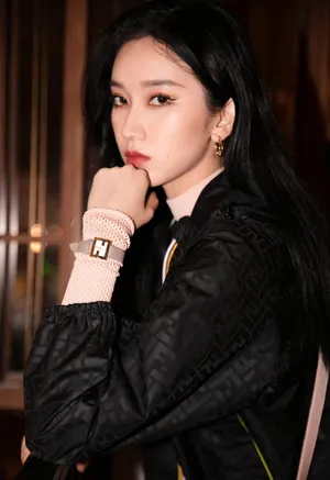 刘令姿曾可妮酷飒黑色写真图片_4