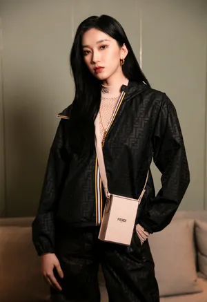 刘令姿曾可妮酷飒黑色写真图片_5