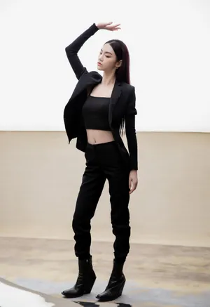 刘令姿曾可妮黑色西服写真图片_3