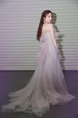 吴昕香芋紫纱裙性感写真图片