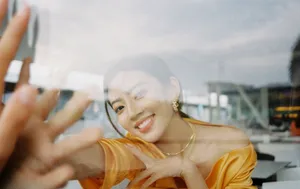 何瑞贤亮黄裙海边性感写真图片_2