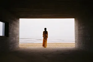 何瑞贤亮黄裙海边性感写真图片_4