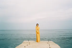 何瑞贤亮黄裙海边性感写真图片_6