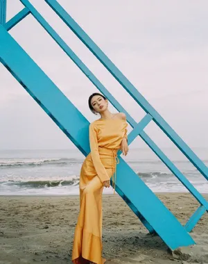 何瑞贤亮黄裙海边性感写真图片_8