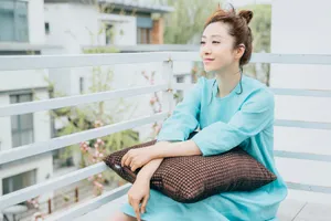 刘思彤丸子头清纯甜美写真_2