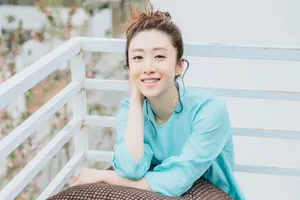 刘思彤丸子头清纯甜美写真_3