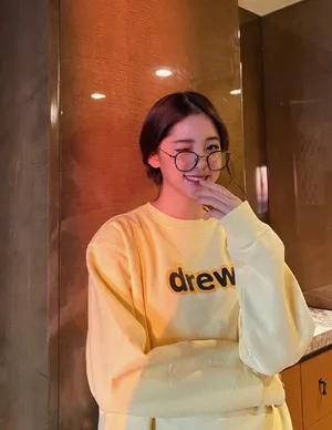 欧阳娜娜米色卫衣清纯可爱美照图片