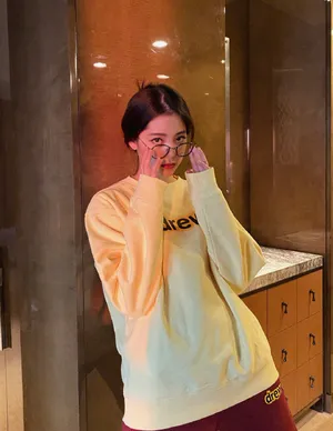 欧阳娜娜米色卫衣清纯可爱美照图片_2
