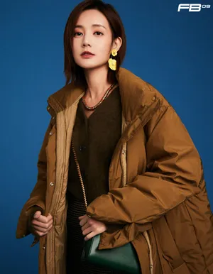 李一桐开叉格纹裙时尚写真图片