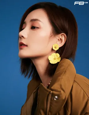 李一桐开叉格纹裙时尚写真图片_2