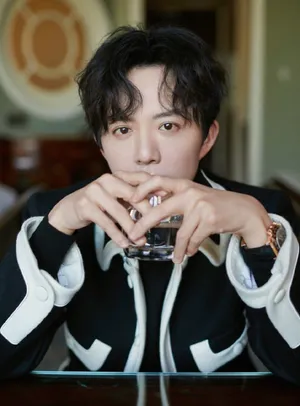 李云迪黑白西装儒雅帅气写真_1