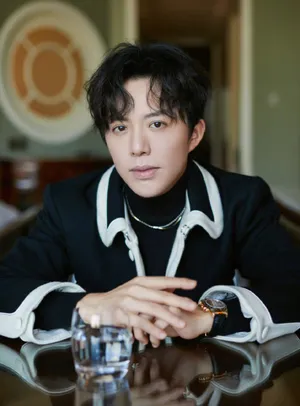 李云迪黑白西装儒雅帅气写真_2