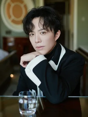 李云迪黑白西装儒雅帅气写真_5