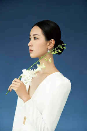 陈都灵深V白裙优雅写真图片_2