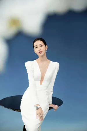 陈都灵深V白裙优雅写真图片_3